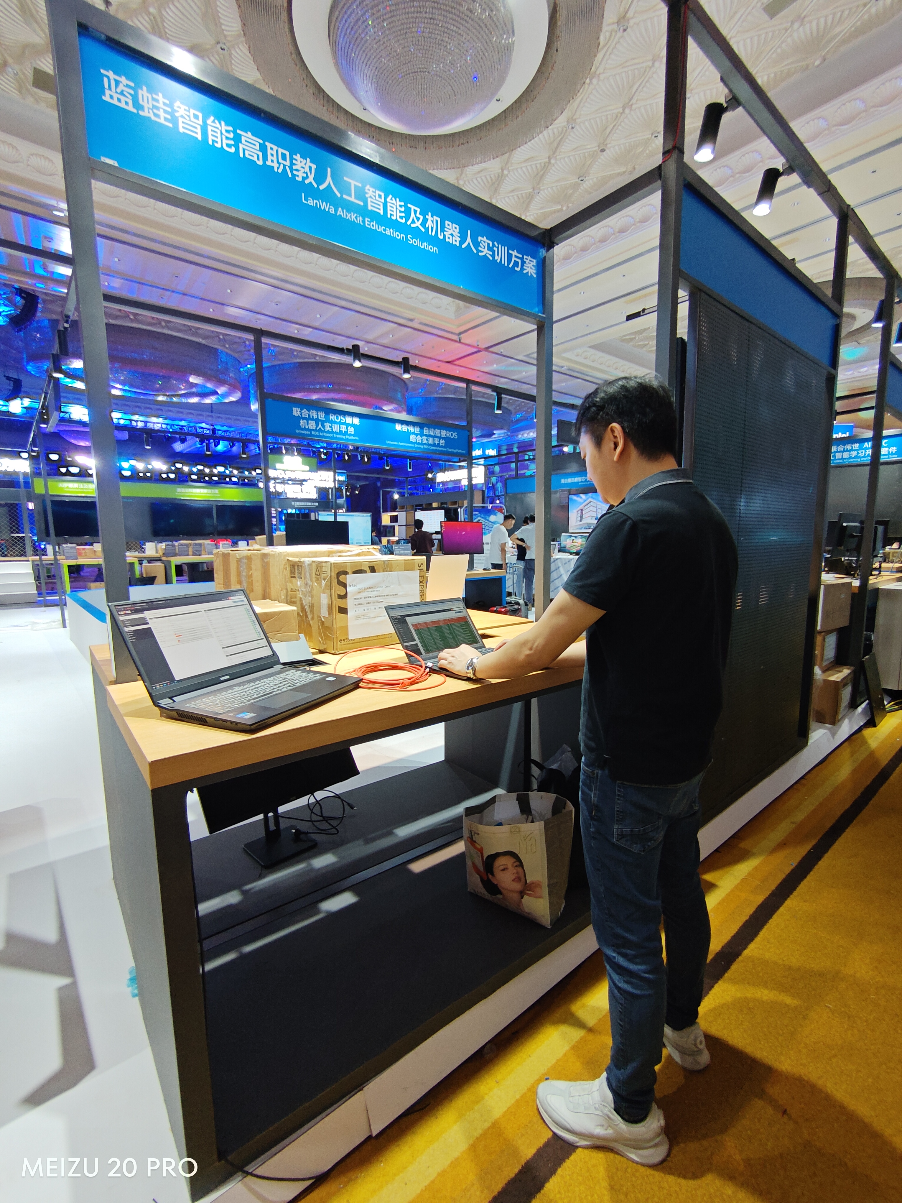 華白科技 (AL-TOUCH) 承建 Intel 峰會網絡案例實錄 AL-Touch 工程師於 Intel 國際峰會現場調試 GDMME 網絡安全系統與實體佈線